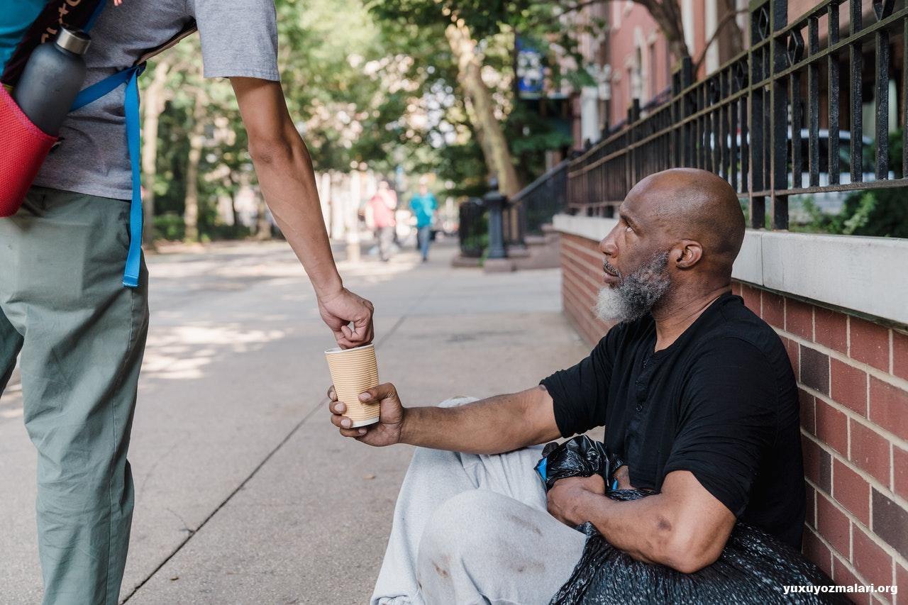 Yuxuda dilənçiyə pul vermək Yuxuda dilənçiyə pul vermək